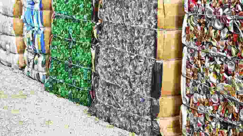 Petropolis,,Rio,De,Janeiro/brazil-1,July,2016:,Aluminum,Cans,,Plastic,Bottles